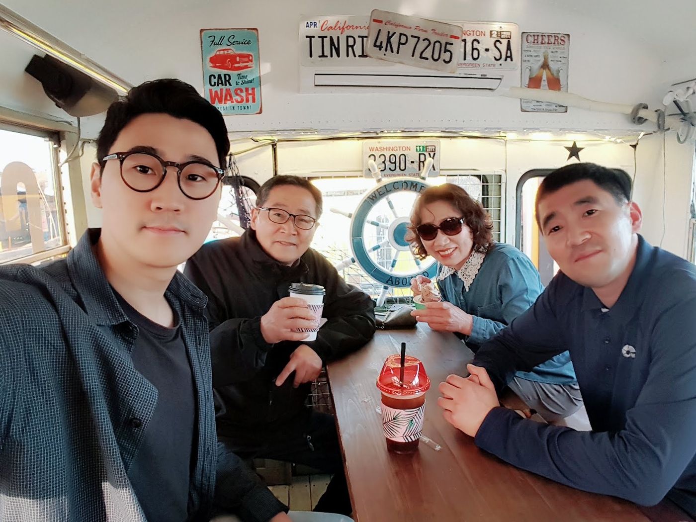 카페에서 함께 셀카를 찍은 가족