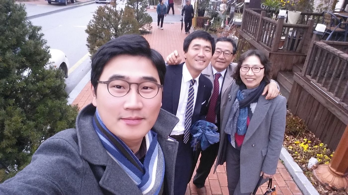 길 위에서 어깨동무하고 셀카를 찍은 가족